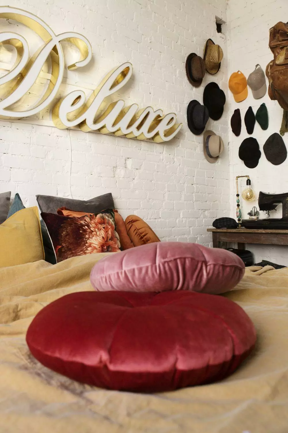 Svanefors Pyöreä Anthonia Samettityyny 40 Cm Viininpunainen - Image 3